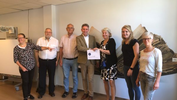 UPAC overhandigt cheque aan De Hoogstraat