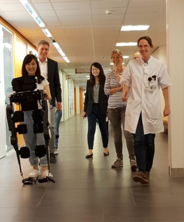 Lopen met het exoskelet in De Hoogstraat